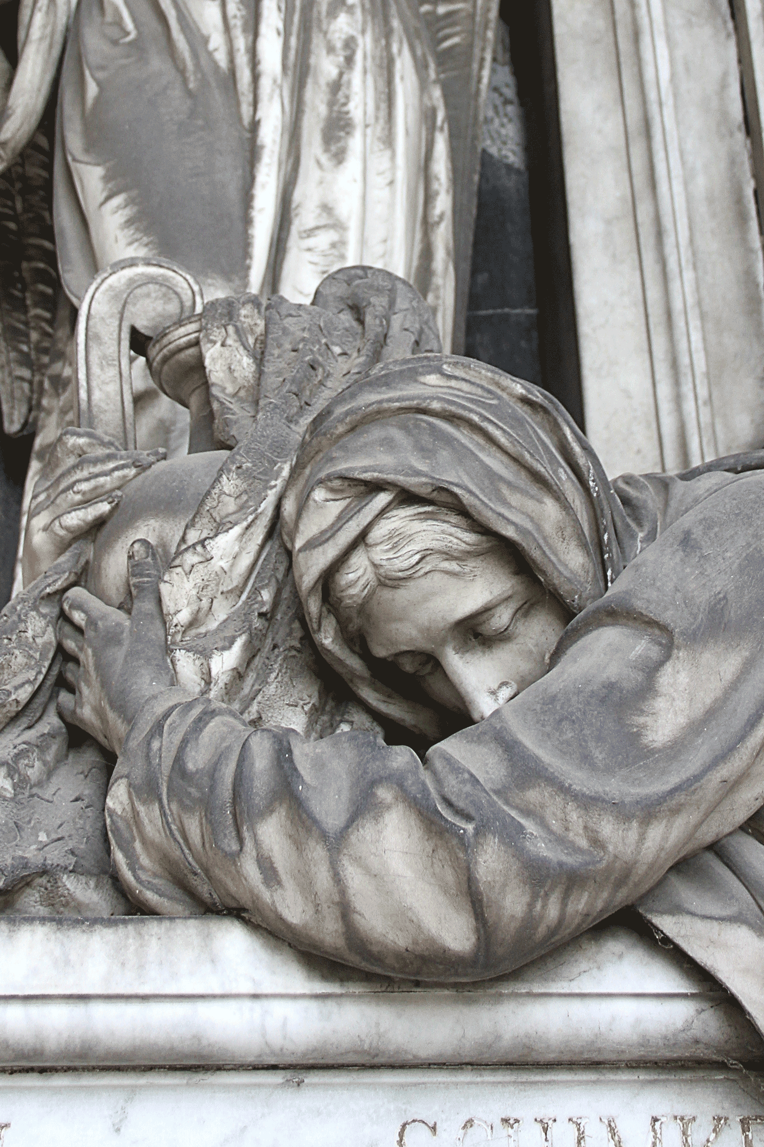 Trauernde Frauenstatue in Wien