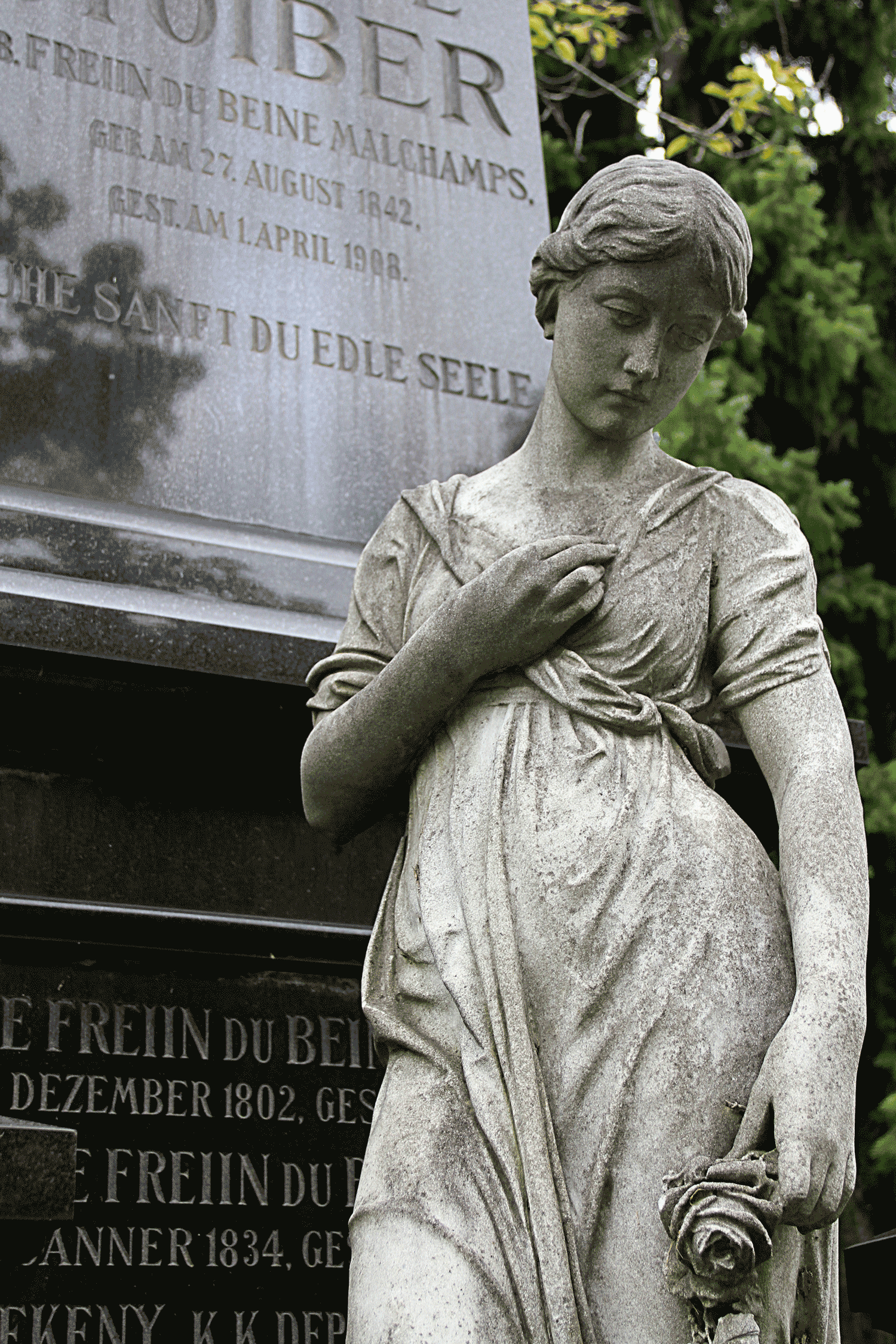 Mourning wife/female statue in Vienna
